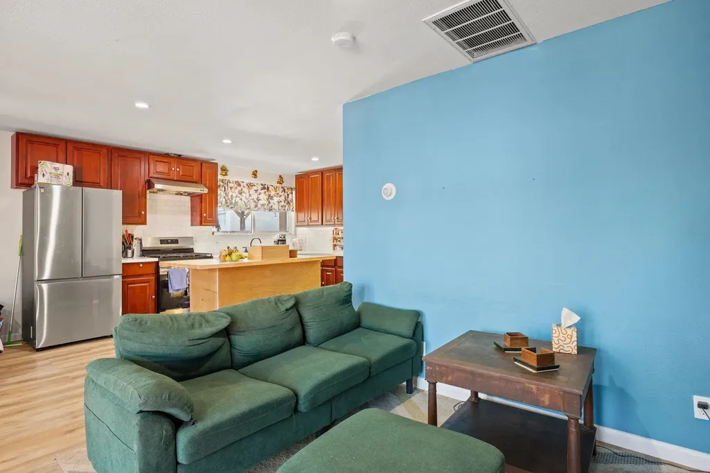 7447 Lockwood Street Oakland CA 94621
