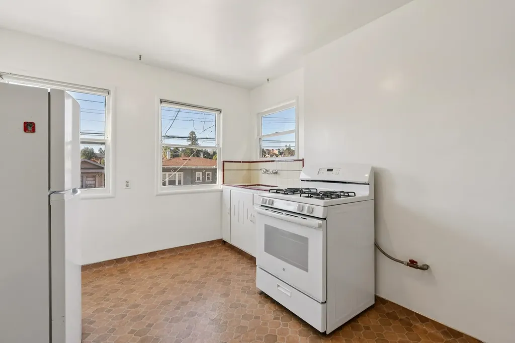 832 Walker Oakland CA 94610