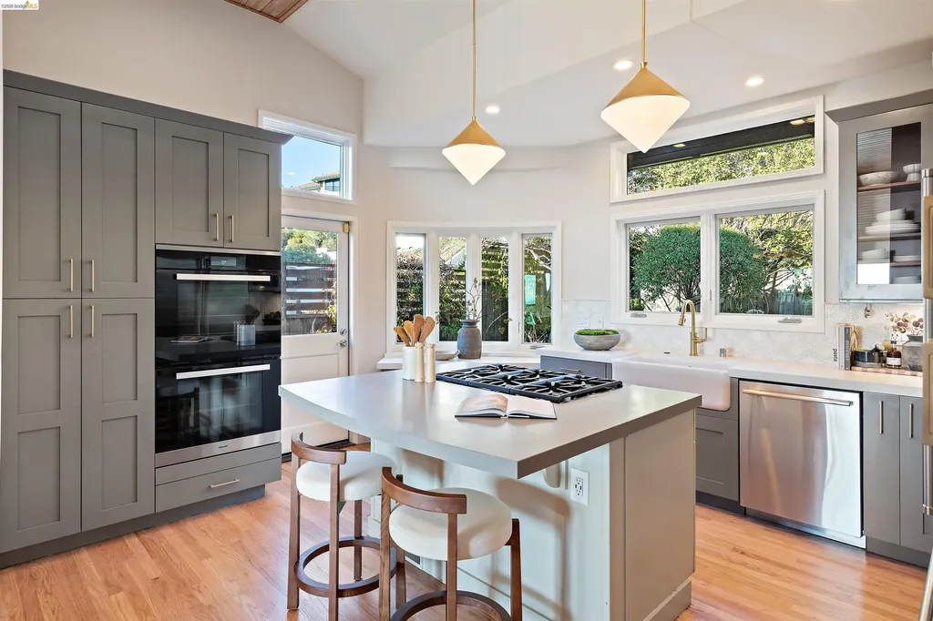 6189 Contra Costa Road Oakland CA 94618