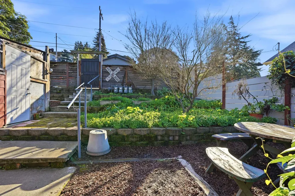 733 Loring Avenue Crockett CA 94525