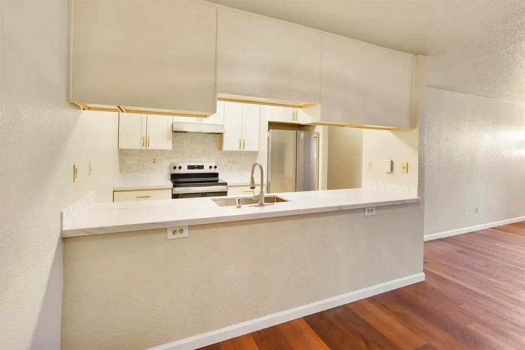 7 Town Square Place Oakland CA 94603