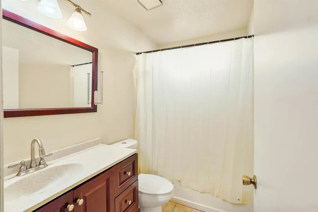 7 Town Square Place Oakland CA 94603