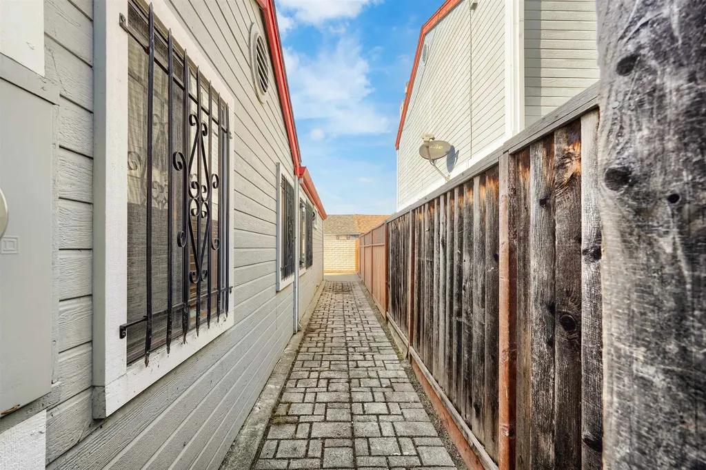 7 Town Square Place Oakland CA 94603