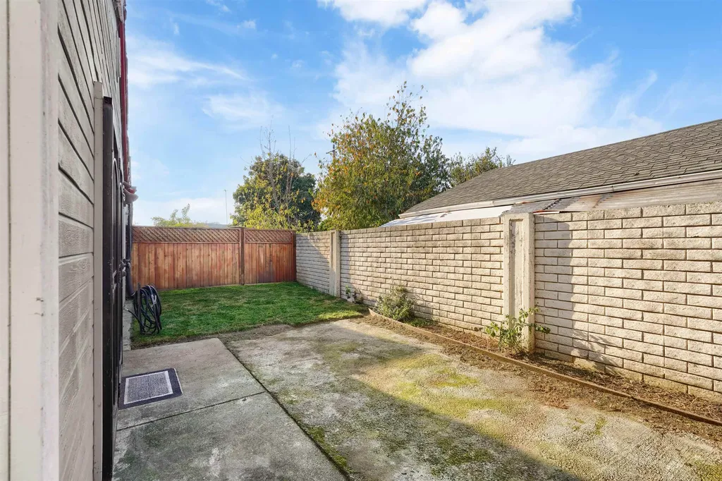 7 Town Square Place Oakland CA 94603