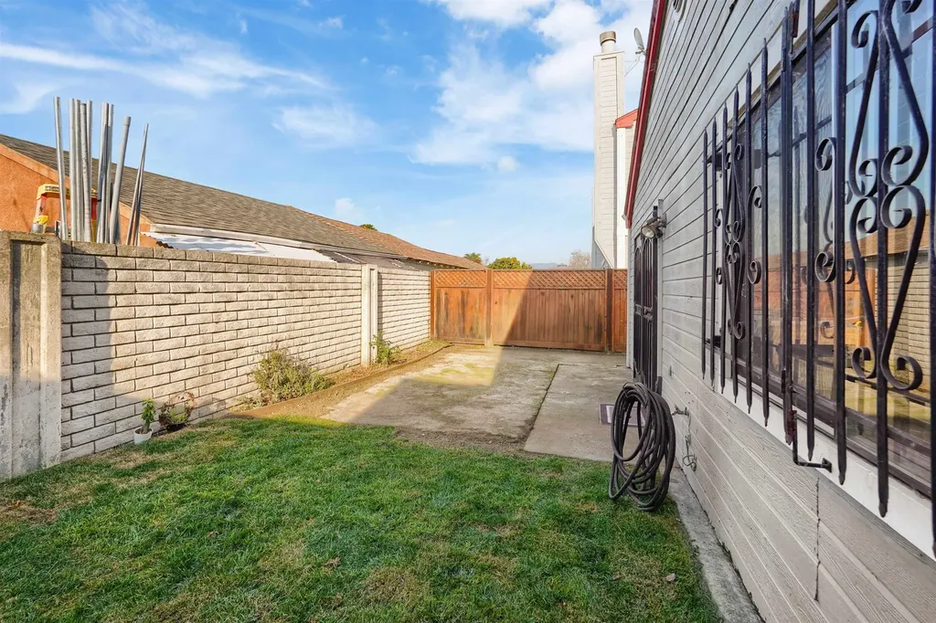 7 Town Square Place Oakland CA 94603