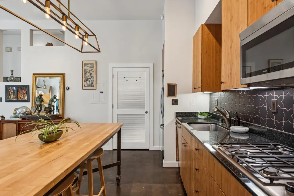 9 Ealing Lane Oakland CA 94608