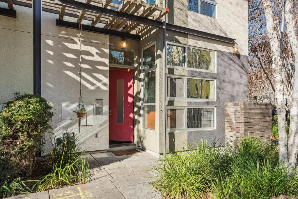 9 Ealing Lane Oakland CA 94608