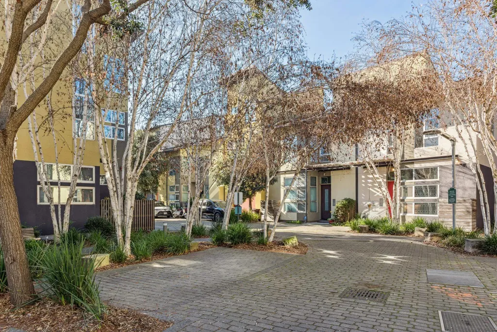 9 Ealing Lane Oakland CA 94608