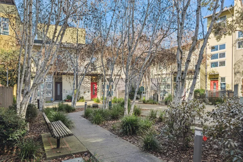 9 Ealing Lane Oakland CA 94608