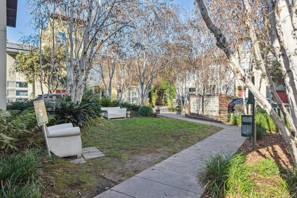 9 Ealing Lane Oakland CA 94608