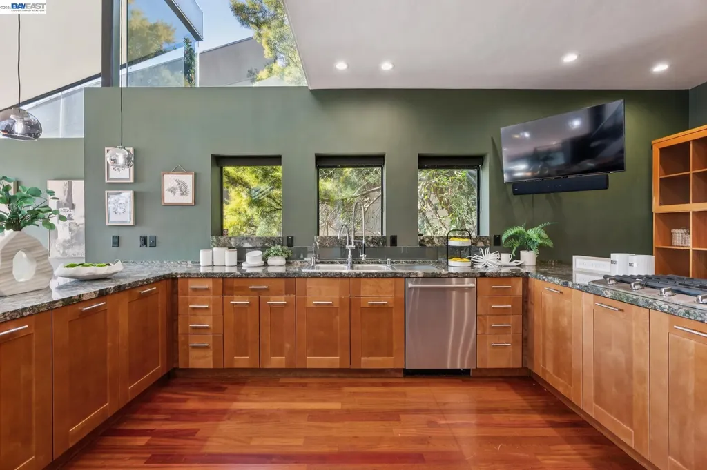 6353 Skyline Boulevard Oakland CA 94611