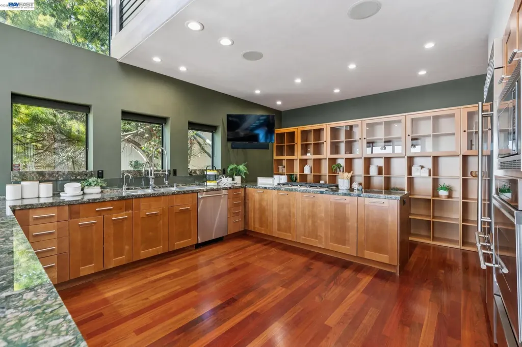 6353 Skyline Boulevard Oakland CA 94611
