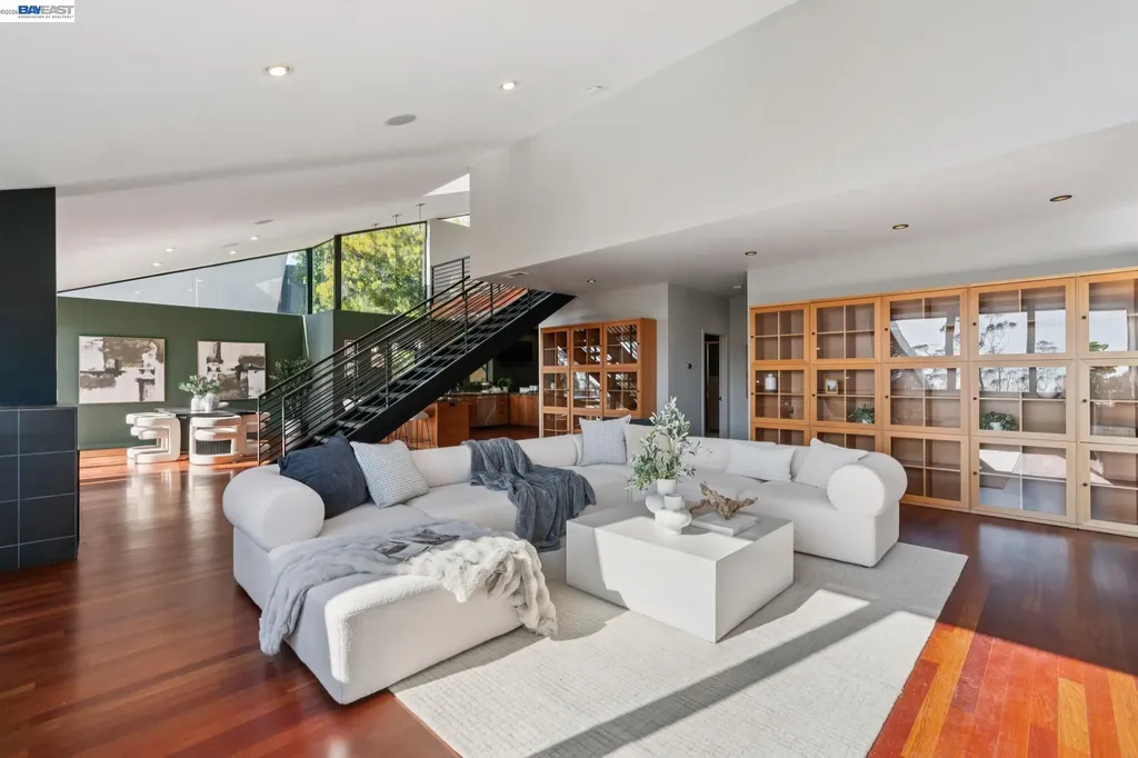 6353 Skyline Boulevard Oakland CA 94611