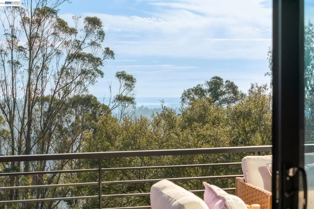 6353 Skyline Boulevard Oakland CA 94611