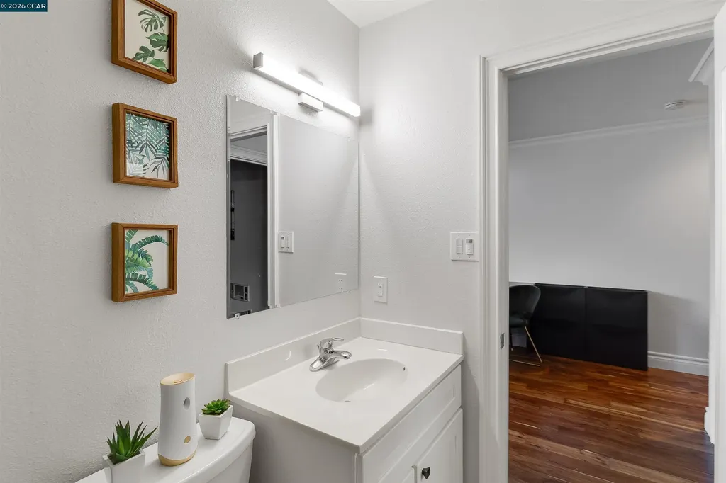 1 Embarcadero W Oakland CA 94607