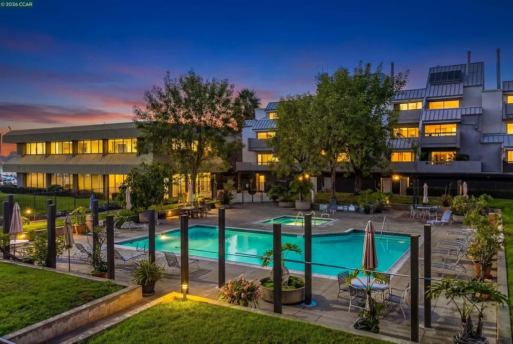 1 Embarcadero W Oakland CA 94607