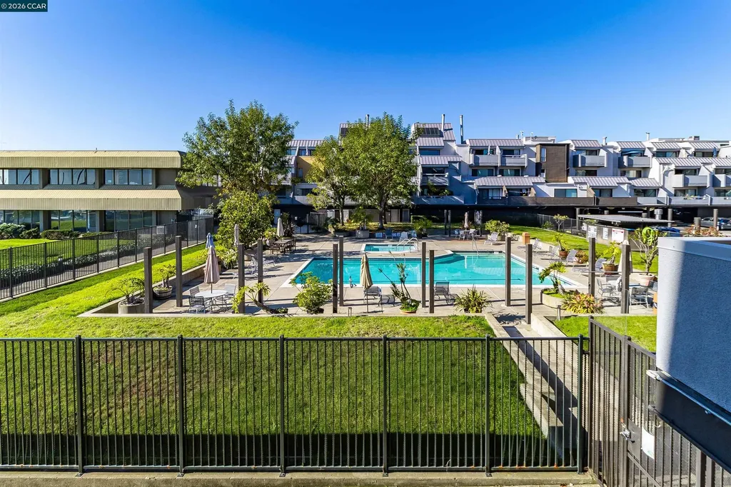 1 Embarcadero W Oakland CA 94607