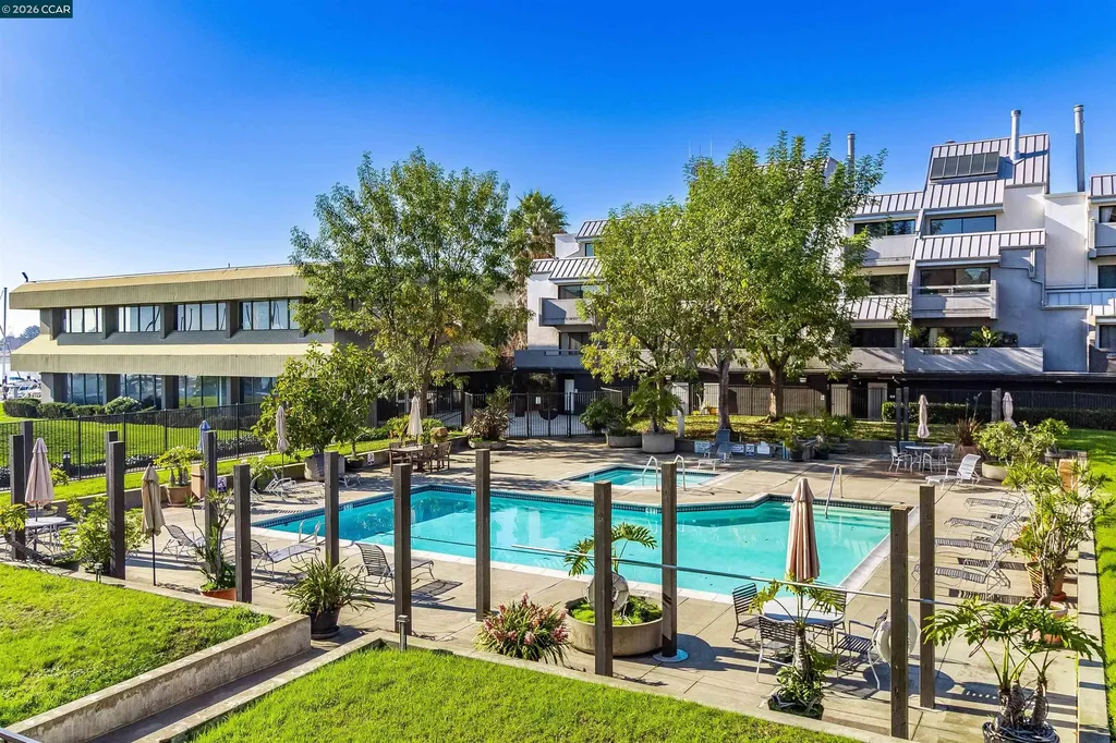 1 Embarcadero W Oakland CA 94607