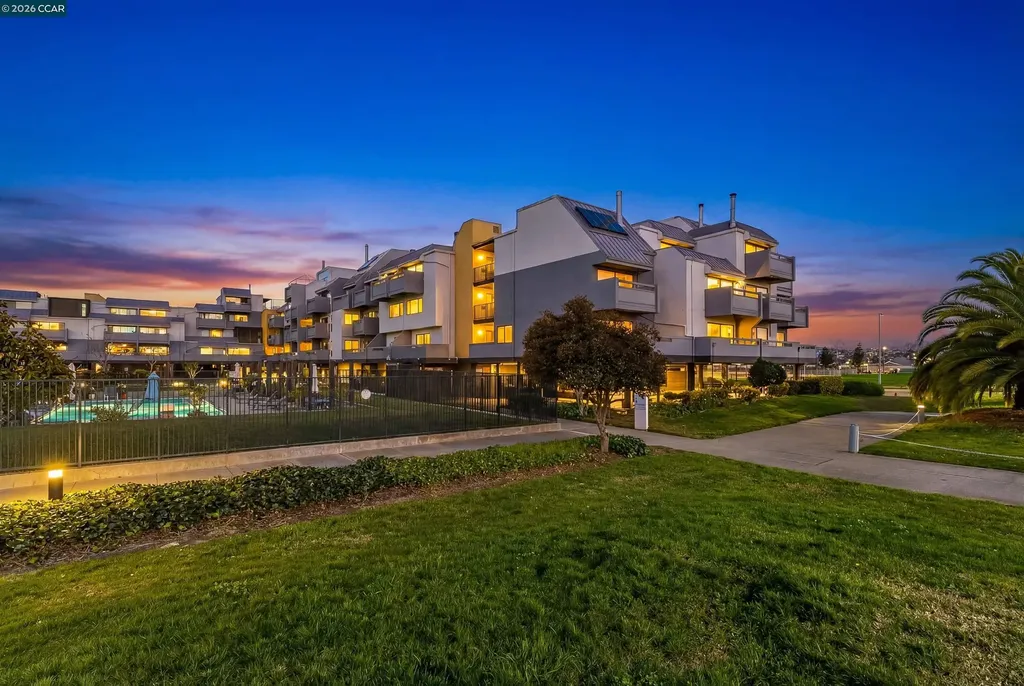 1 Embarcadero W Oakland CA 94607
