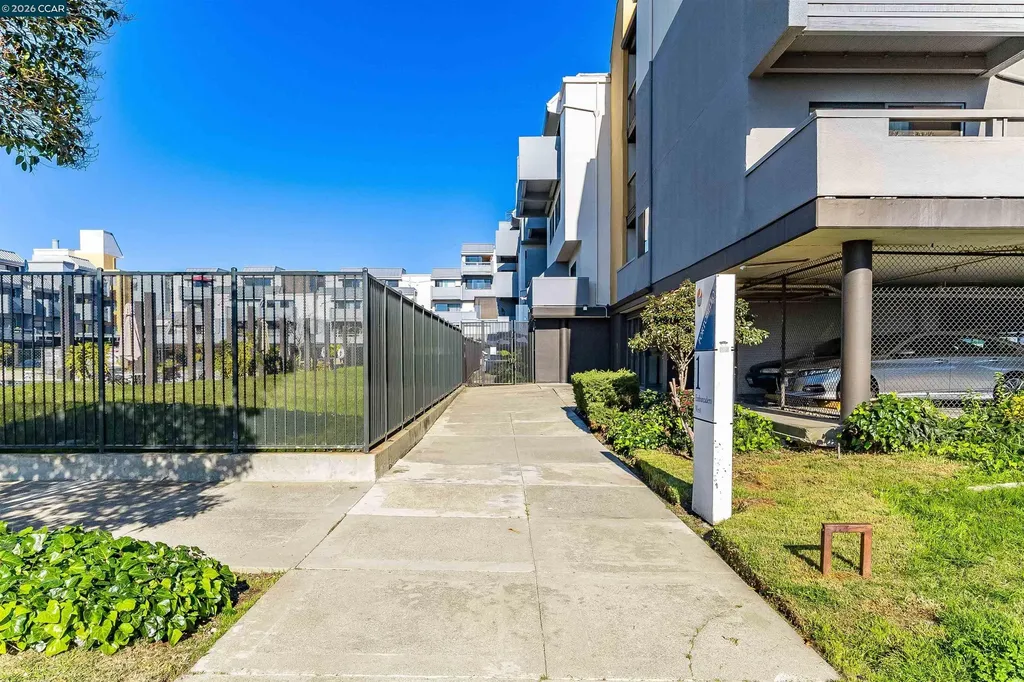 1 Embarcadero W Oakland CA 94607