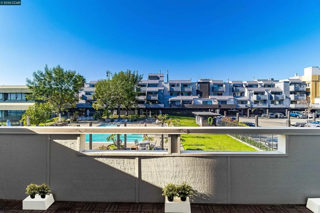 1 Embarcadero W Oakland CA 94607