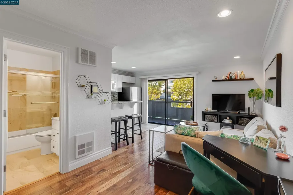 1 Embarcadero W Oakland CA 94607