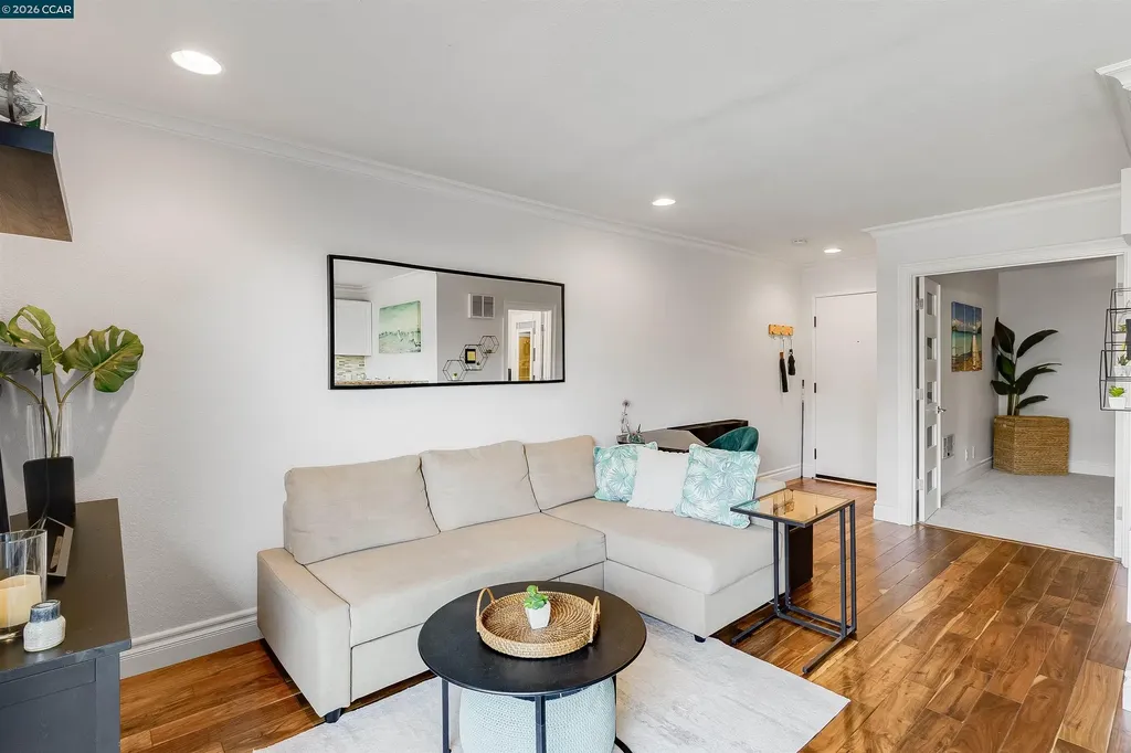1 Embarcadero W Oakland CA 94607