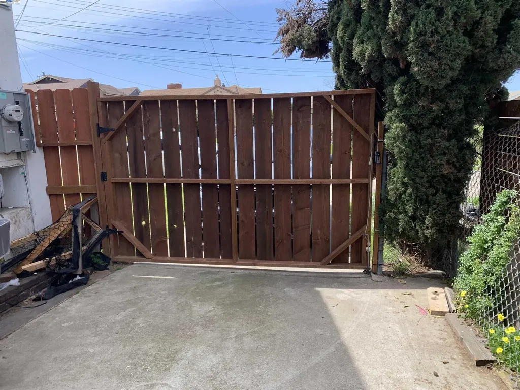 9380 Thermal Street Oakland CA 94605