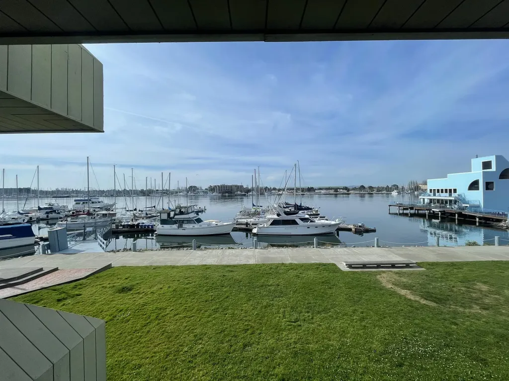 11 Embarcadero W Oakland CA 94607