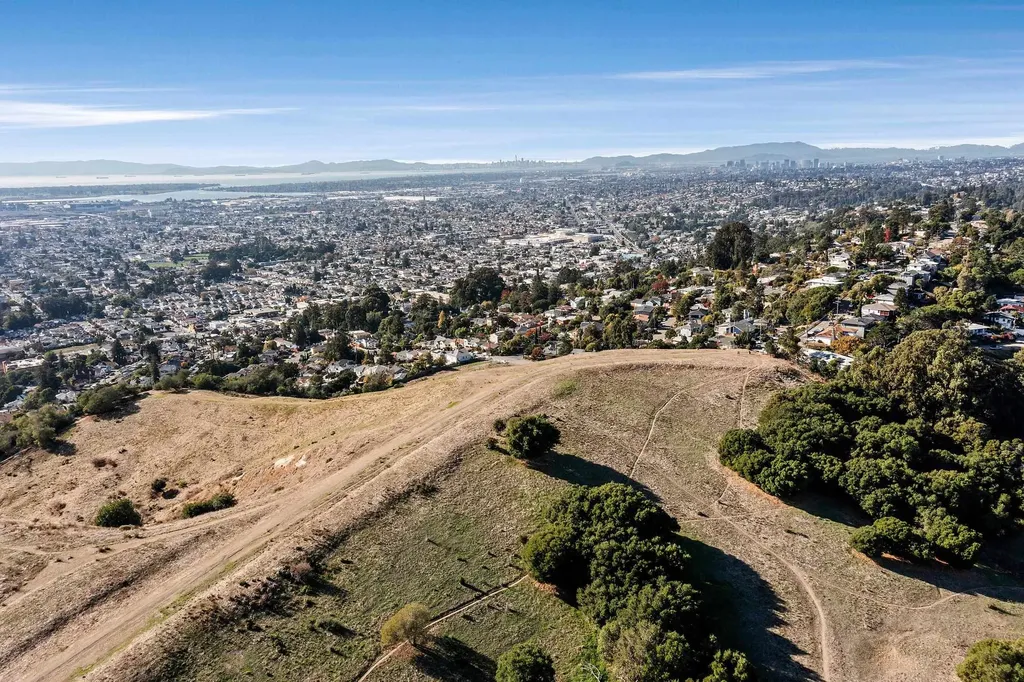 7554 Sunkist Drive Oakland CA 94605