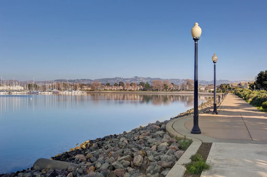 79 Lakeshore Court Richmond CA 94804