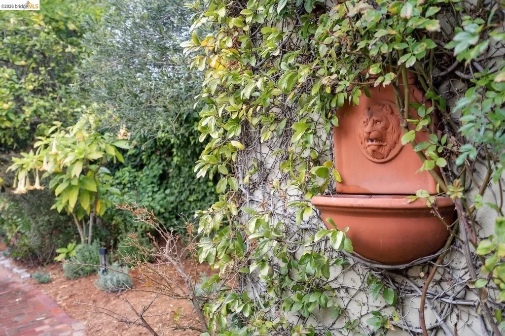 4107 Lyman Road Oakland CA 94602