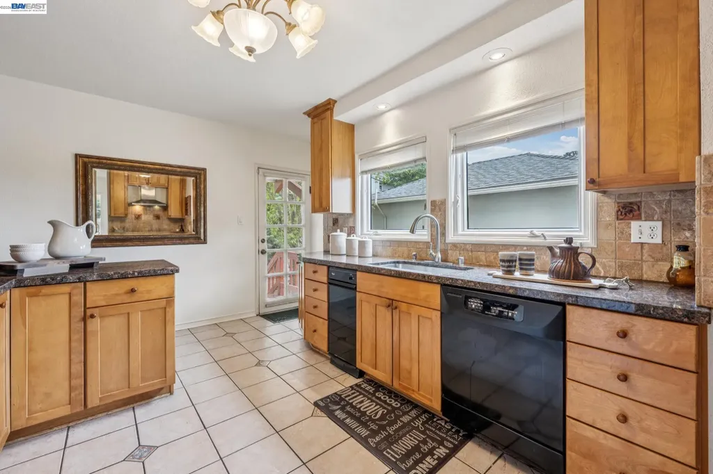 5765 Colton Boulevard Oakland CA 94611