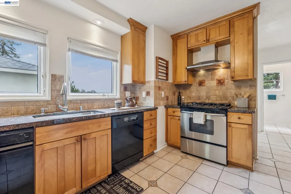 5765 Colton Boulevard Oakland CA 94611