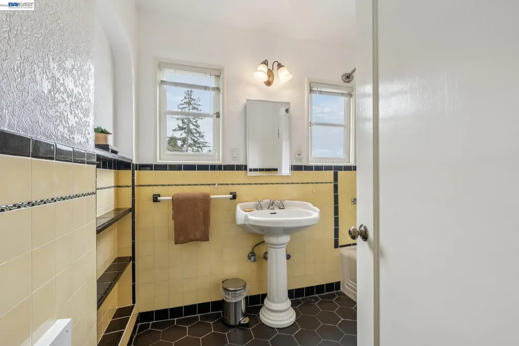 5765 Colton Boulevard Oakland CA 94611