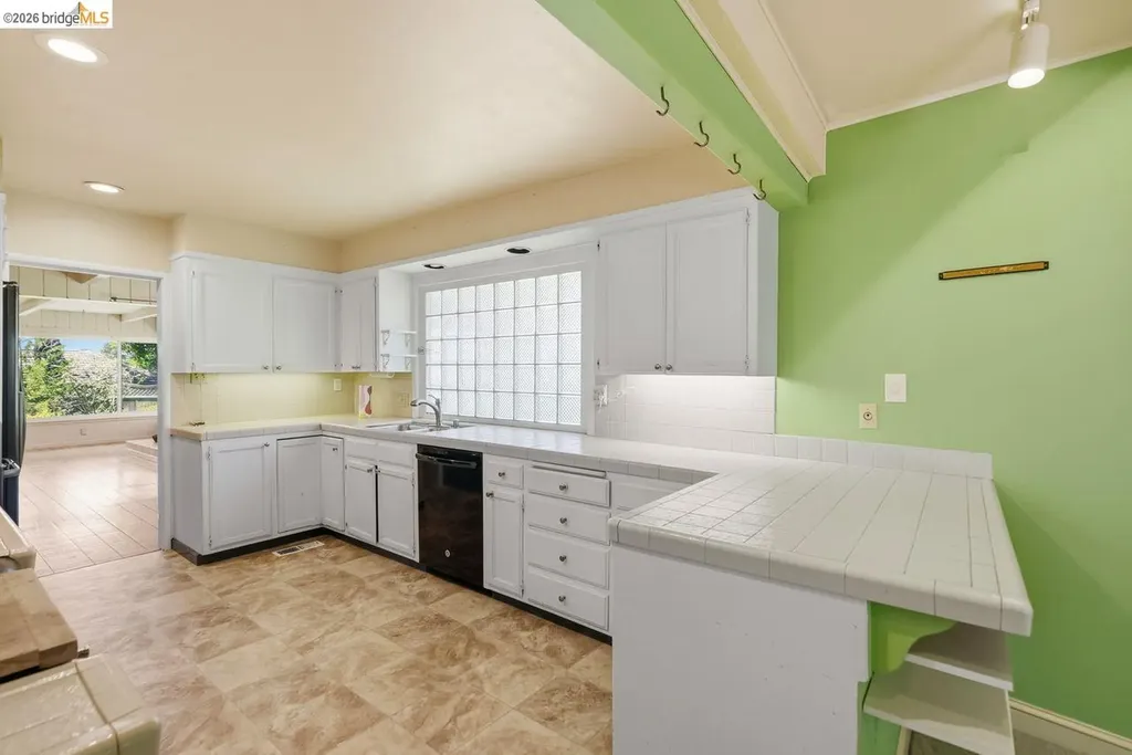 6480 Ascot Drive Oakland CA 94611