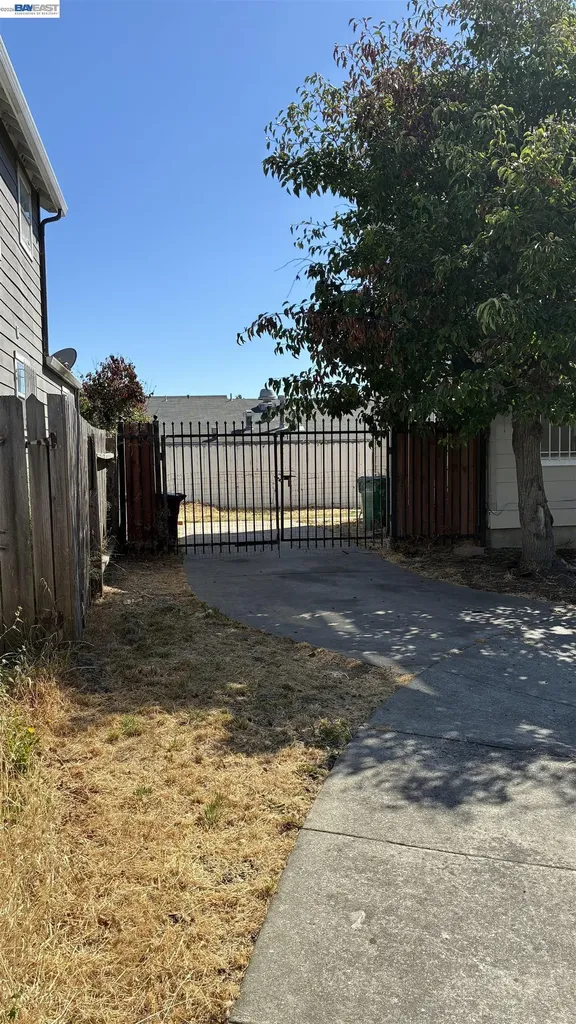 10469 West Court Oakland CA 94603