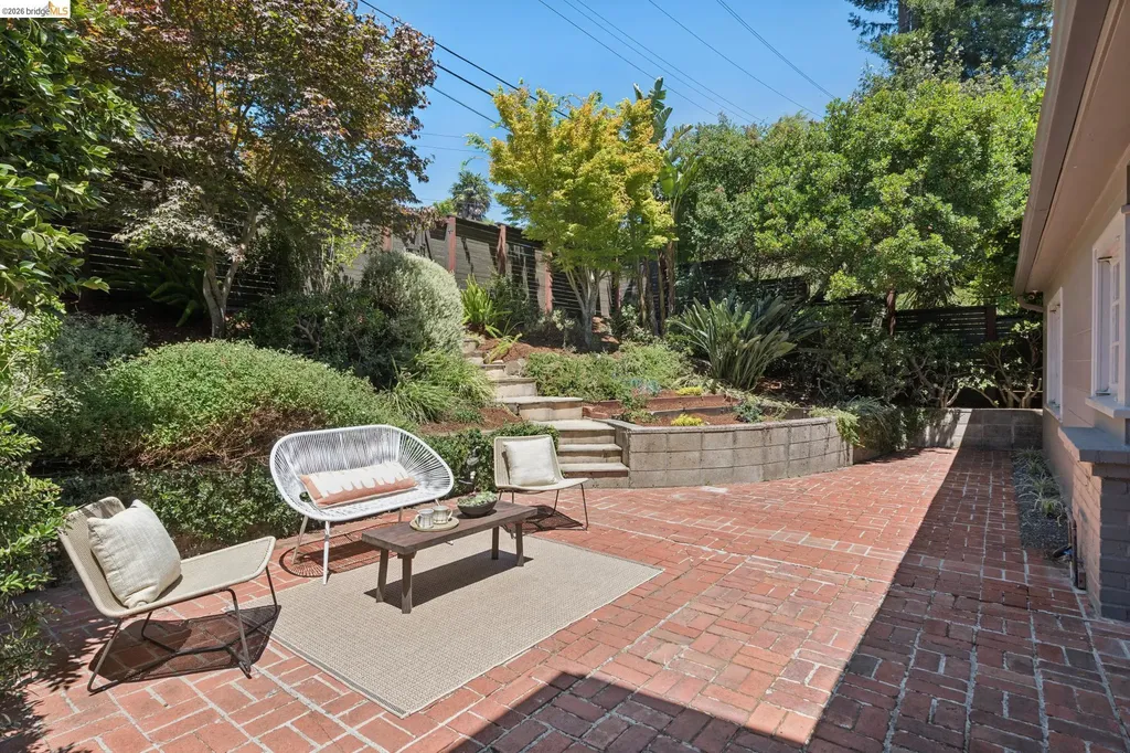 2339 Thackeray Drive Oakland CA 94611