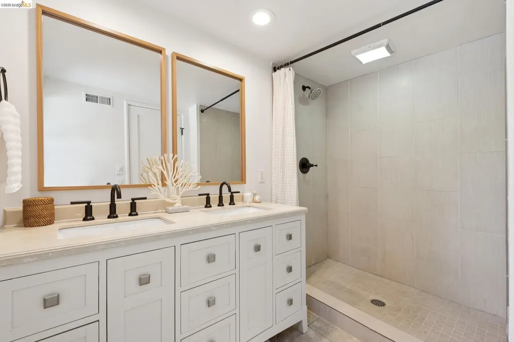 2339 Thackeray Drive Oakland CA 94611