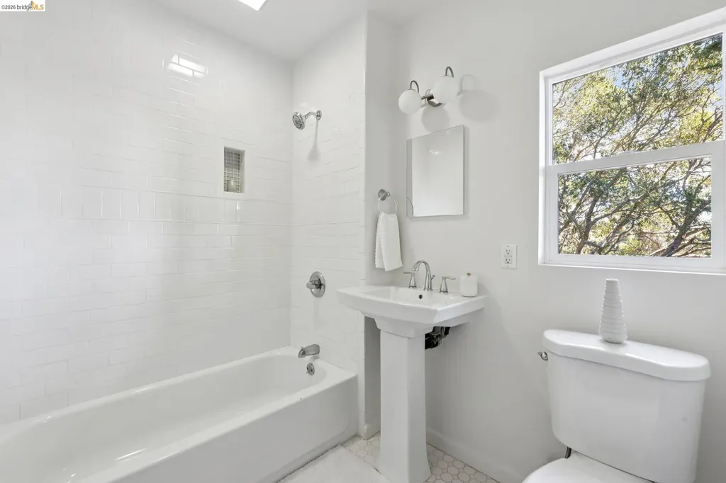 2339 Thackeray Drive Oakland CA 94611