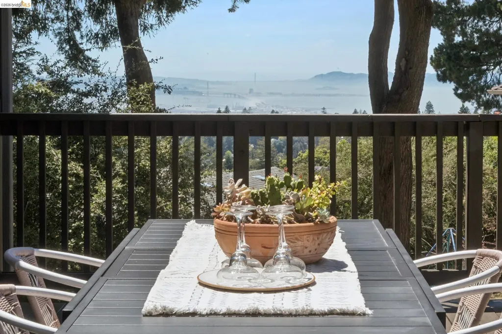 2339 Thackeray Drive Oakland CA 94611