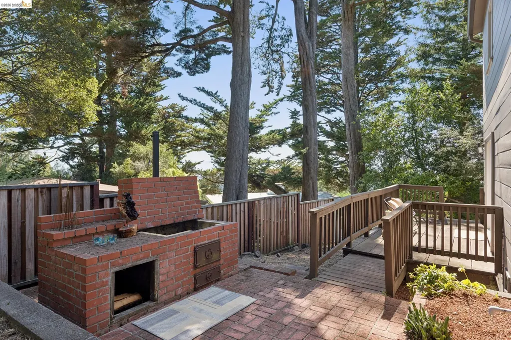 2339 Thackeray Drive Oakland CA 94611