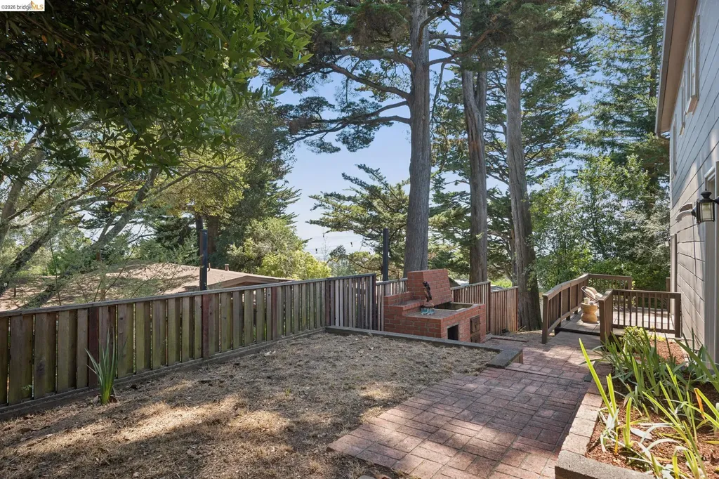 2339 Thackeray Drive Oakland CA 94611