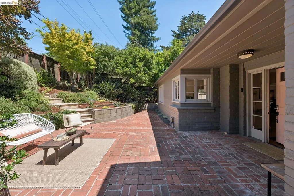 2339 Thackeray Drive Oakland CA 94611