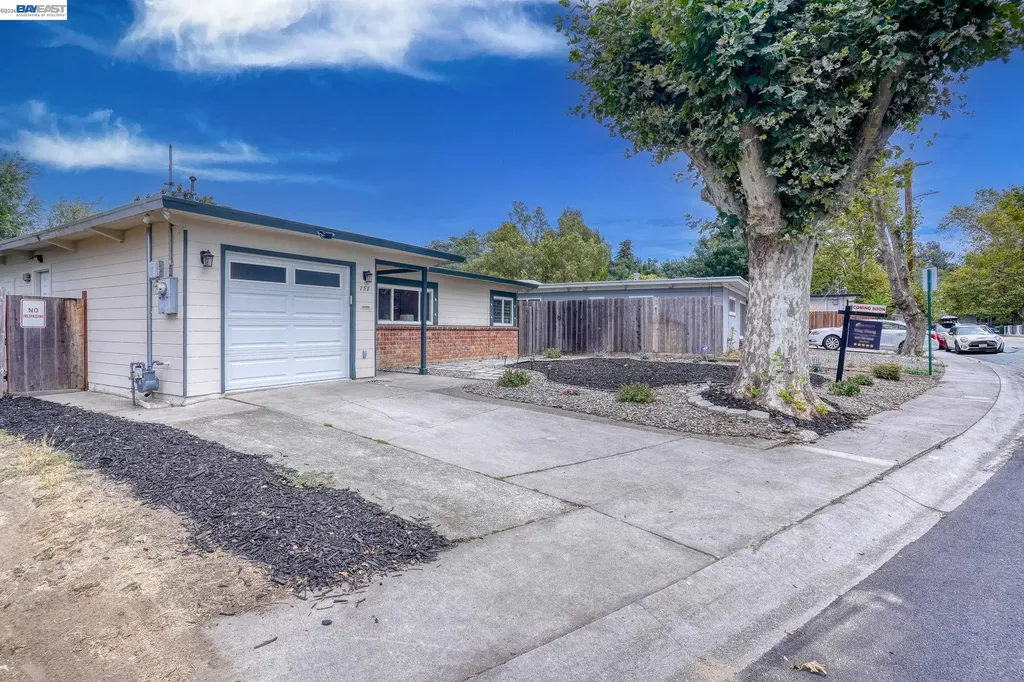 738 Lilly Hayward CA 94544