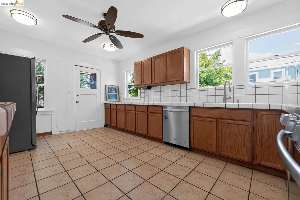 2701 Octavia Street Oakland CA 94619