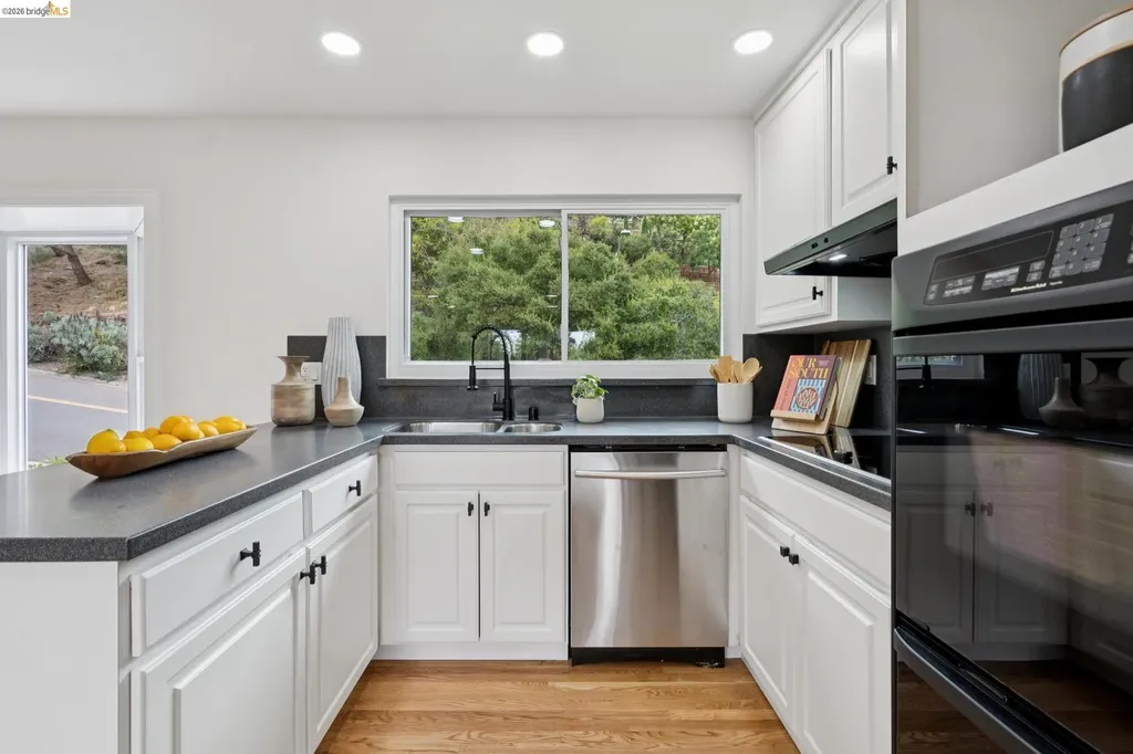 201 Crestmont Oakland CA 94619