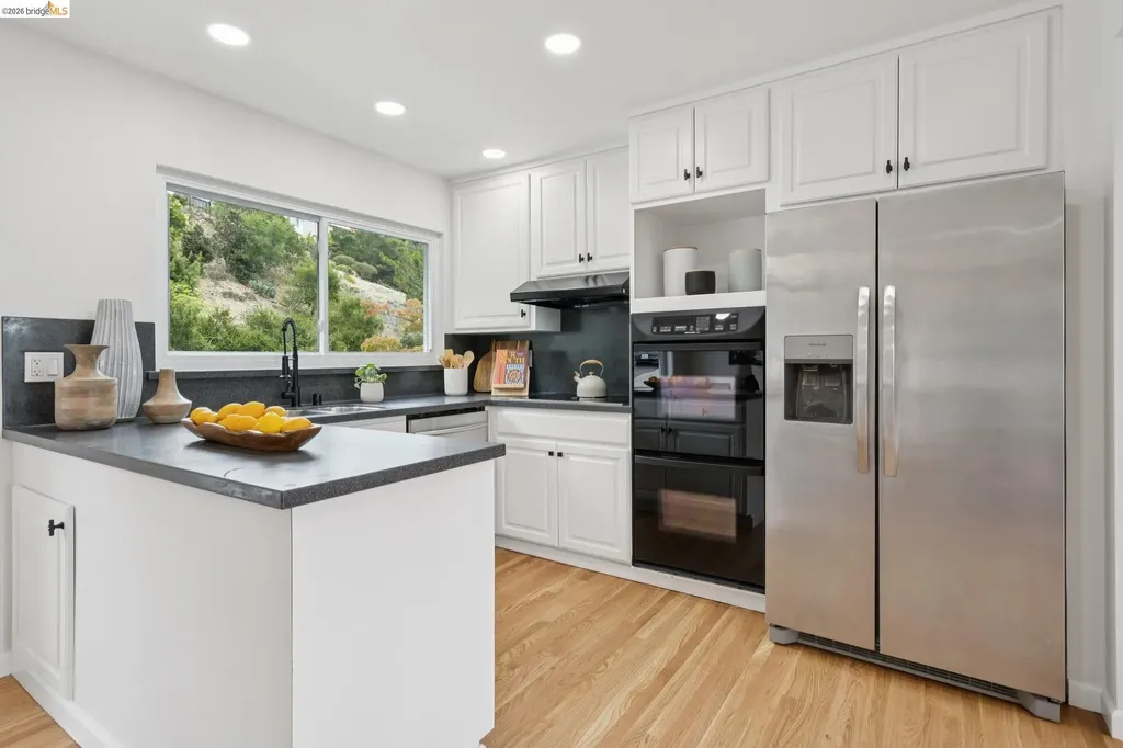 201 Crestmont Oakland CA 94619