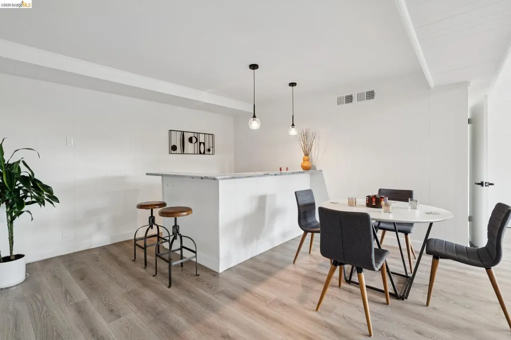 201 Crestmont Oakland CA 94619