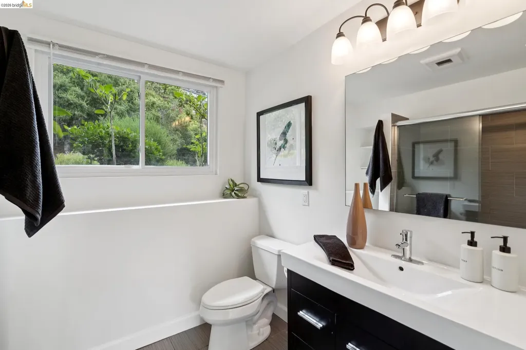 201 Crestmont Oakland CA 94619
